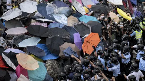 La Policía intenta dispersar a los manifestantes en la Revolución de los paraguas.