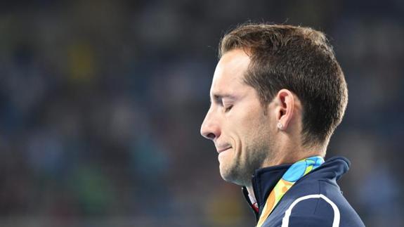 El pertiguista Renaud Lavillenie lloró en el podio por los abucheos