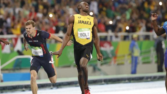 Bolt entra primero en meta. 