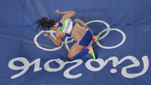 Stefanidi celebra un buen salto. 