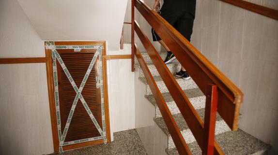 Una persona pasa junto al cuadro de contadores del edificio de Torrevieja. 