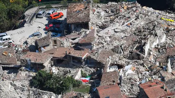 Vista aérea de Pescara del Tronto, Italia, tras el terremoto.