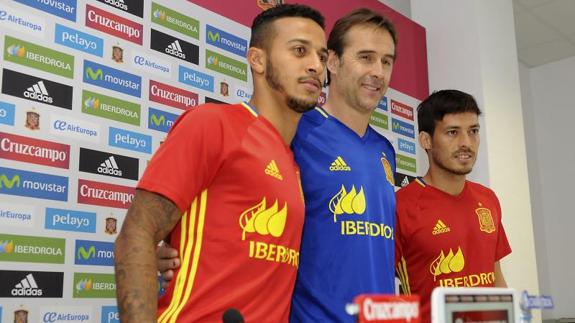 David Silva (d), junto a Julen Lopetegui y Thiago Alcántara.