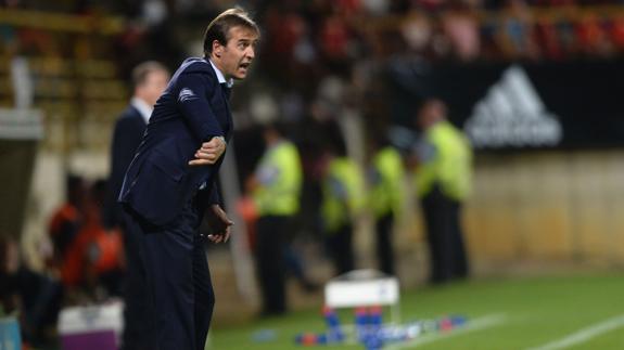 Julen Lopetegui da instrucciones a sus jugadores.