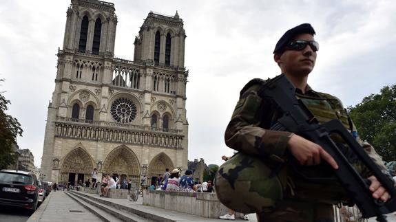 Vigilancia a las puertas de la catedral de Notre Dame en París.