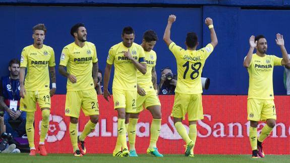 Algunos jugadores del Villarreal celebran un gol ante la Real Sociedad. 