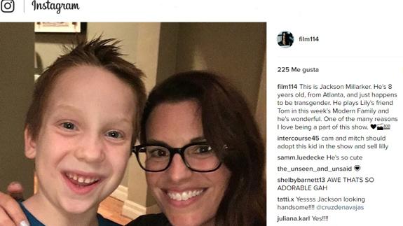 La directora de 'Modern Family' con el niño transgénero.