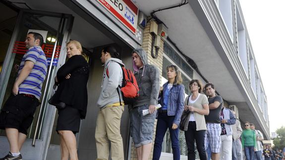 Fila en una oficina de empleo. 