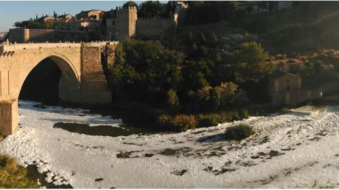 La espuma se adueña del Tajo.