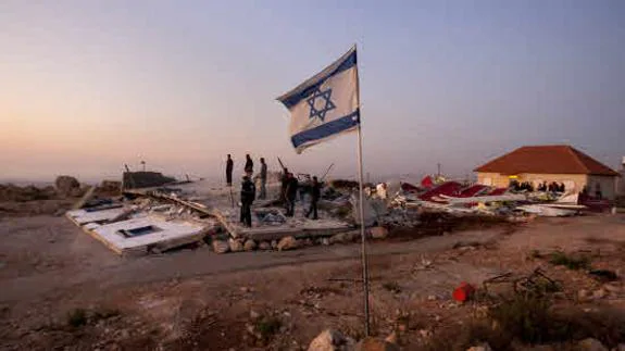 Asentamiento israelí sobre una casa palestina derribada