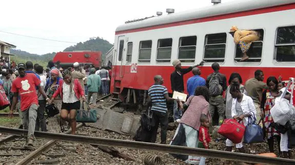 Pasajeros abandonan el tren siniestrado en Camerún.