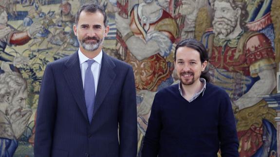 El rey Felipe VI, junto a Pablo Iglesias.