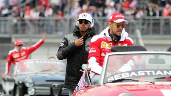 Sebastian Vettel, con Lewis Hamilton tras él en México. 