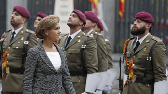 Maria Dolores de Cospedal pasa revista a las tropas durante la toma de posesión de la cartera de Defensa.