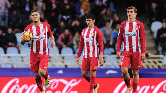 Koke, Savic y Griezmann, ante la Real. 