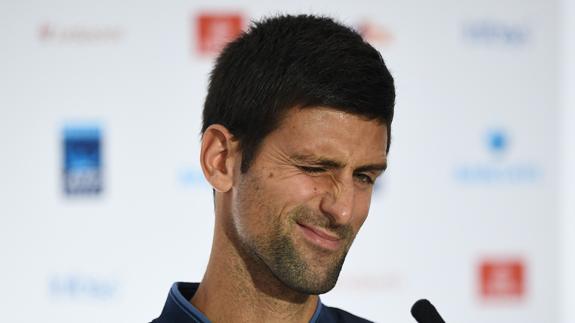 Novak Djokovic bromea en la rueda de prensa. 