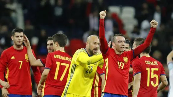 Los españoles celebran el empate final. 