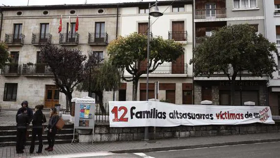 Una pancarta colocada junto al Ayuntamiento de Alsasua.
