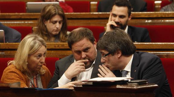 Neus Munté habla con Oriol Junqueras y Carles Puigdemont. 