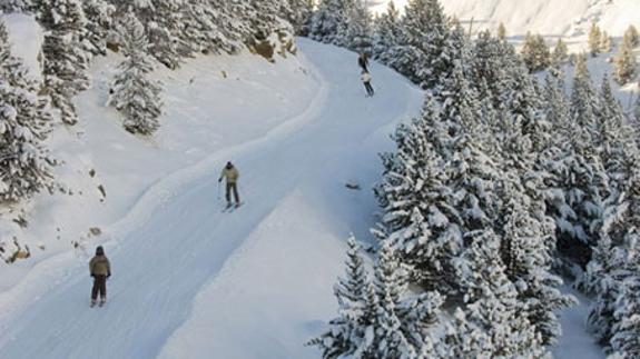 Las pistas de la mejor estación española se llenan de amantes del esquí cada temporada