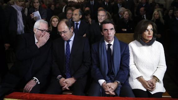 El expresidente del Gobierno José María Aznar y su esposa Ana Botella junto al presidente del senado, Pío García-Escudero (2º i) y el senador Pedro Agramunt.