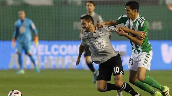 Mandi y Andone pugnan un balón. 