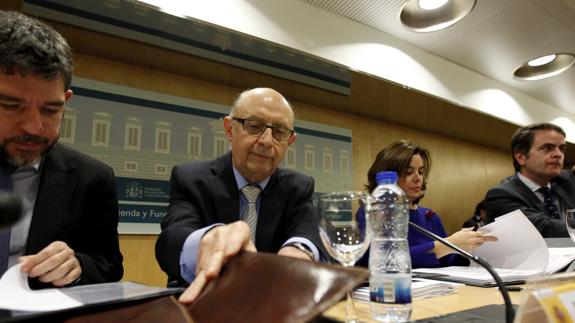 Cristóbal Montoro (2i) y Soraya Sáenz de Santamaría (d), durante la reunión del Consejo de Política Fiscal y Financiera.