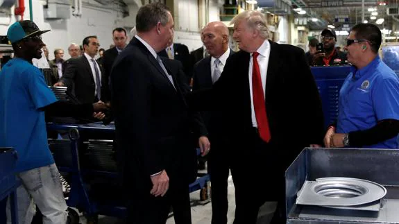 Trump en su visita a la fábrica Carrier en Indianápolis.