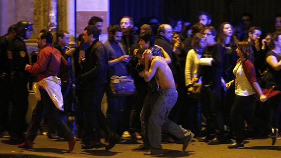 Varios heridos son evacuados en los alrededores de la sala de fiestas Bataclan en París. 