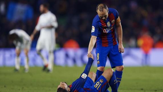 Andrés Iniesta ayuda a Jordi Alba en el clásico del sábado. 