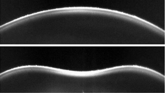 Arriba, imagen de una córnea en condiciones normales. Abajo, la misma córnea durante su deformación por un pulso de aire. Este tipo de imágenes permite medir las propiedades biomecánicas de la córnea. 