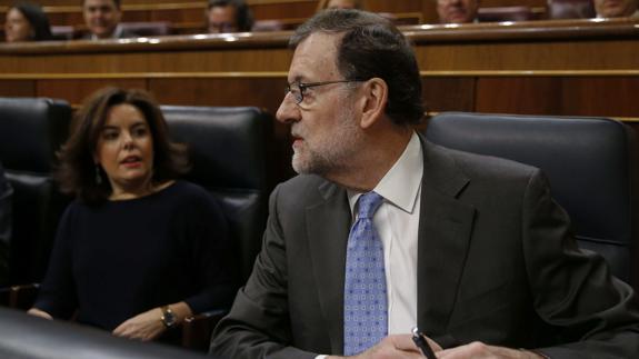 Mariano Rajoy, junto a la vicepresidenta, Soraya Sáenz de Santamaría, al inicio de la sesión de control al Gobierno. 