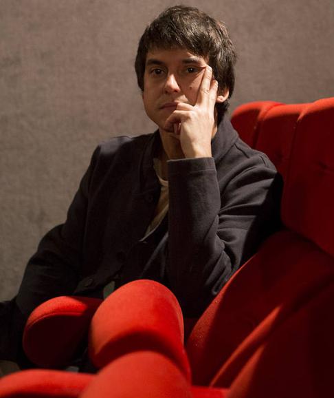 El director Guillermo García posa en los cines Renoir. 