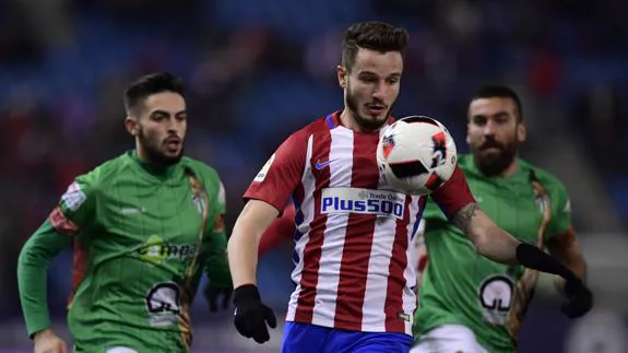 Saúl controla un balón frente al Guijuelo en el Calderón. 