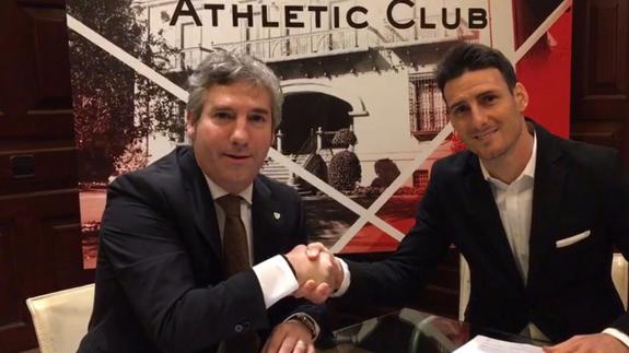 Urrutia y Aduriz se estrechan la mano tras la renovación del contrato del delantero.