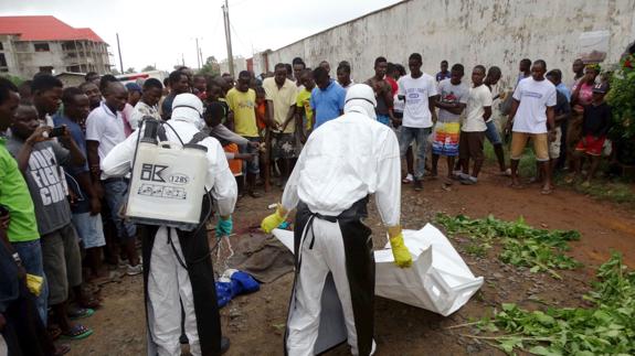 Desinfección por ébola en Liberia.