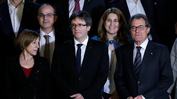 Carles Puigdemont (c), junto a Artur Mas (d).