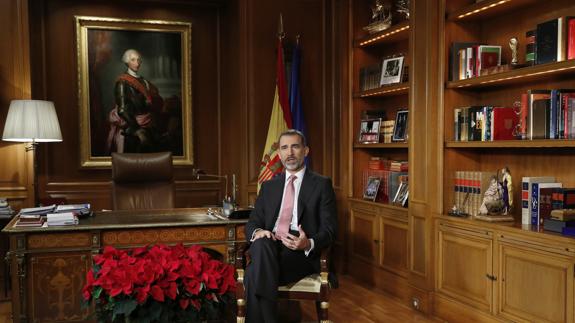 Felipe VI pronuncia su tradicional discurso navideño desde su despacho de Zarzuela.