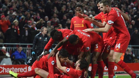 Los jugadores del Liverpool celebran el gol de Firmino. 