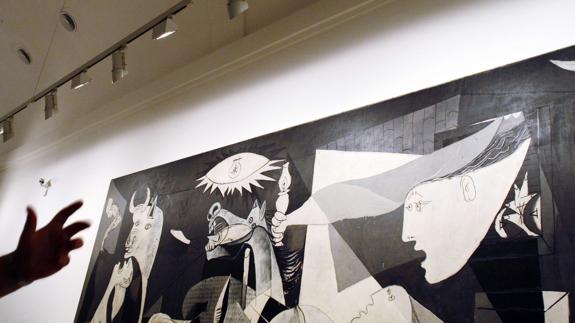 Visitantes observan el 'Guernica' en el Reina Sofía.