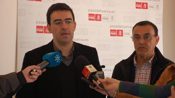 El portavoz de la gestora del PSOE, Mario Jiménez (izq.).