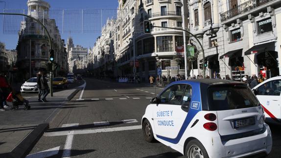 Un vehículo eléctrico, en el centro de Madrid.