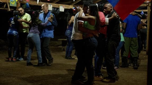 Polémico baile de enviados de la ONU con guerrilleras de las FARC
