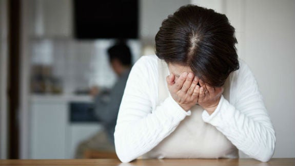 Una mujer, tras una discusión de pareja.