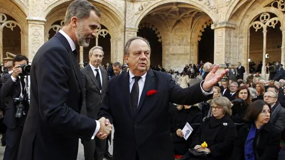 Felipe VI saluda a Joao Soares, hijo de Mario Soares, durante el funeral.