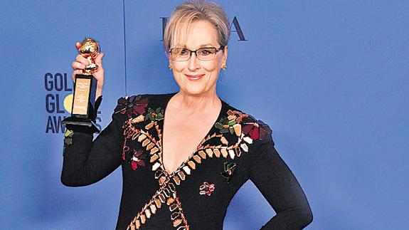 Meryl Streep con su premio en los Globos de Oro.