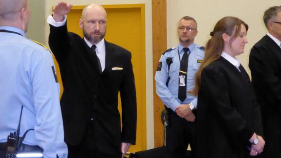Breivik hace el saludo nazi en una de sus entradas al juzgado. 