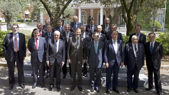 Mariano Rajoy (c) posa junto a los representantes del Consejo Empresarial para la Competitividad.