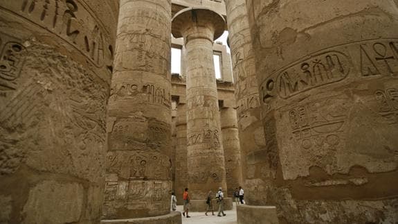 Columnas decoradas con jeroglíficos egipcios.