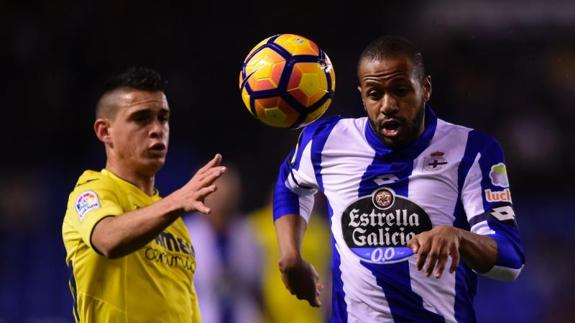 El deportivista Sidnei lucha con el colombiano del Villarreal Santos Borré. 